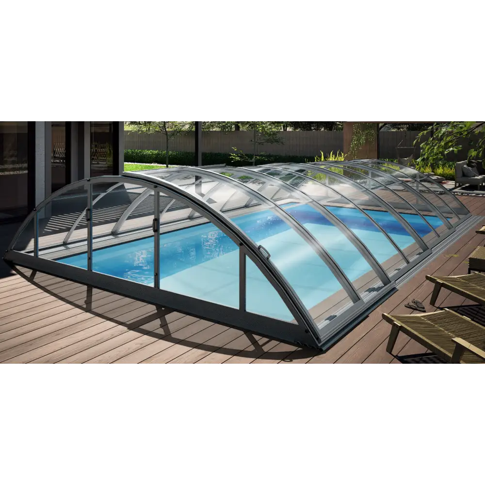 Pooltak Klasik 4×8 med modern valvformad glastak och svart metallram